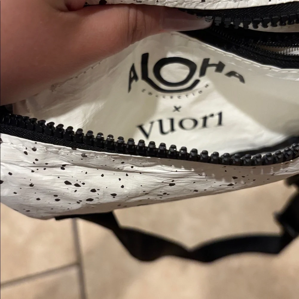 Vuori Aloha Mini Zip Black and White Fanny Pack Belt Bag - Picture 4 of 4
